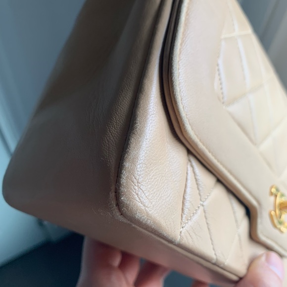 Vintage Classic Single Flap in Beige Lambskin in 24GHW - Picture 12 of 15